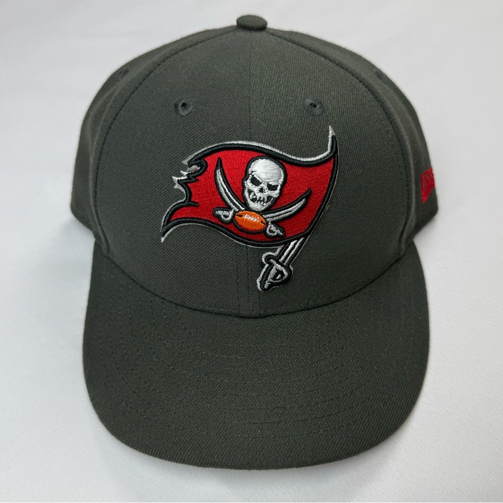 New Era Tampa Bay Buccaneers Mens 59Fifty Low Profile Hat 7 3/8 Pewter